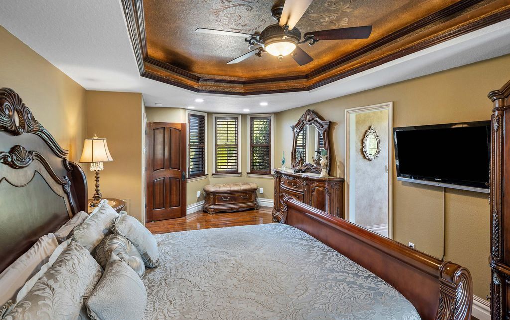 Serene Splendor Tennessee Waterfront Estate Offers Majestic Views for 2175000 23