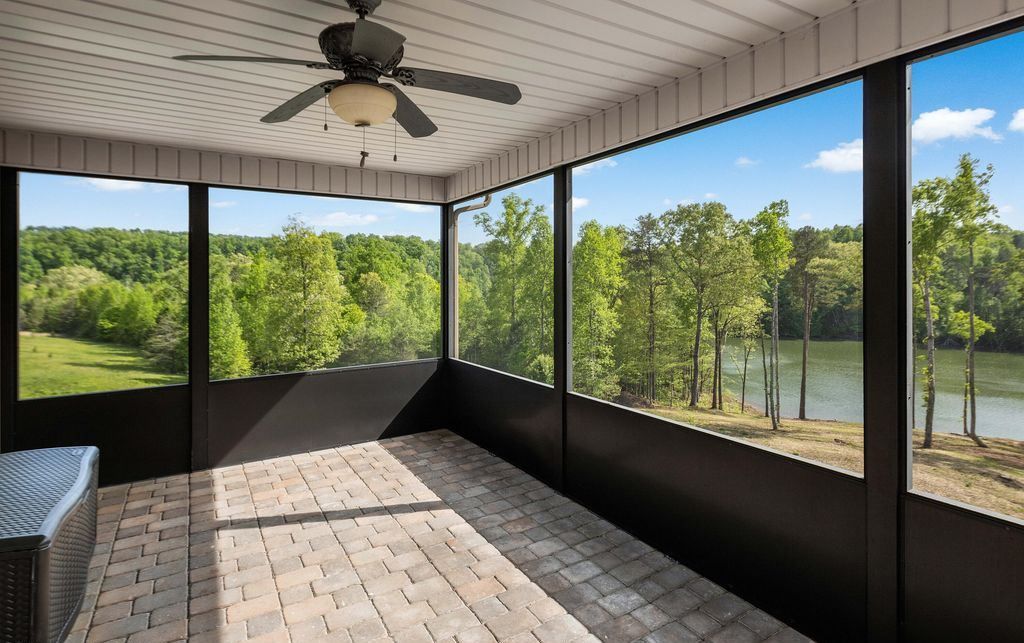 Serene Splendor Tennessee Waterfront Estate Offers Majestic Views for 2175000 25