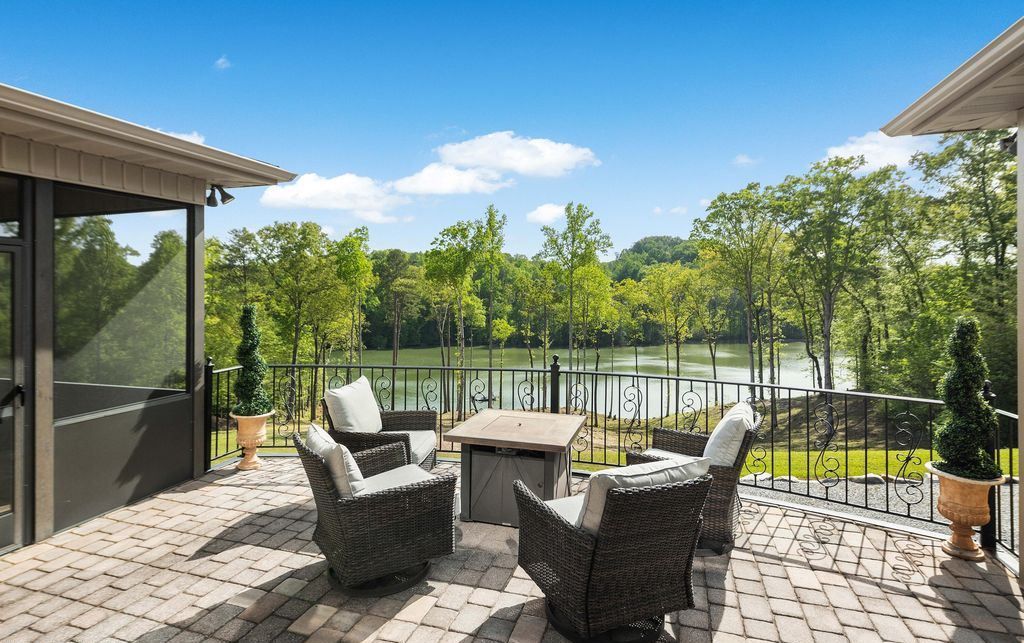 Serene Splendor Tennessee Waterfront Estate Offers Majestic Views for 2175000 26