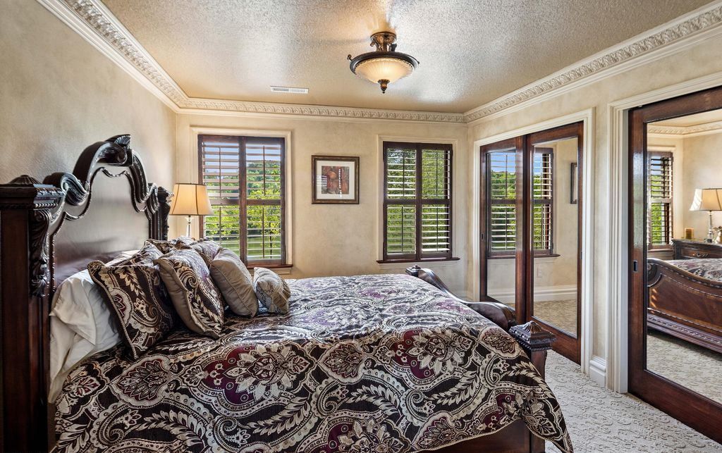 Serene Splendor Tennessee Waterfront Estate Offers Majestic Views for 2175000 28