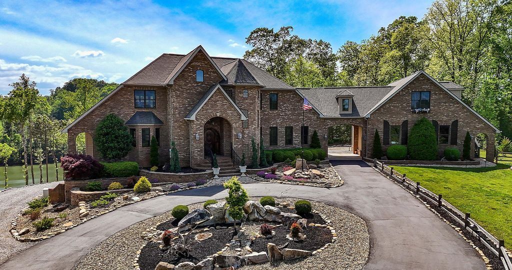 Serene Splendor Tennessee Waterfront Estate Offers Majestic Views for 2175000 3