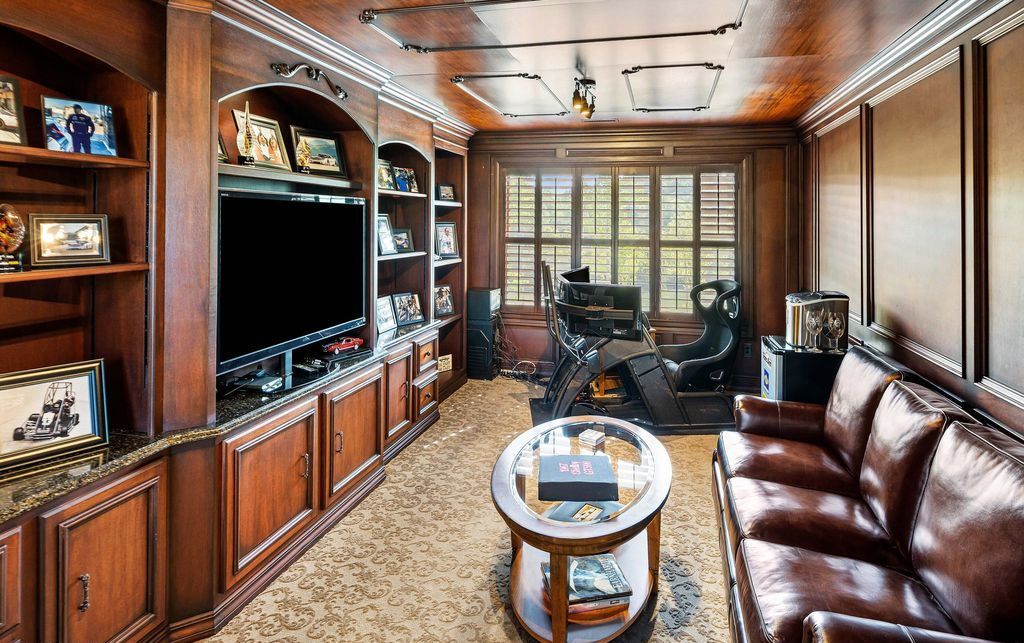 Serene Splendor Tennessee Waterfront Estate Offers Majestic Views for 2175000 32