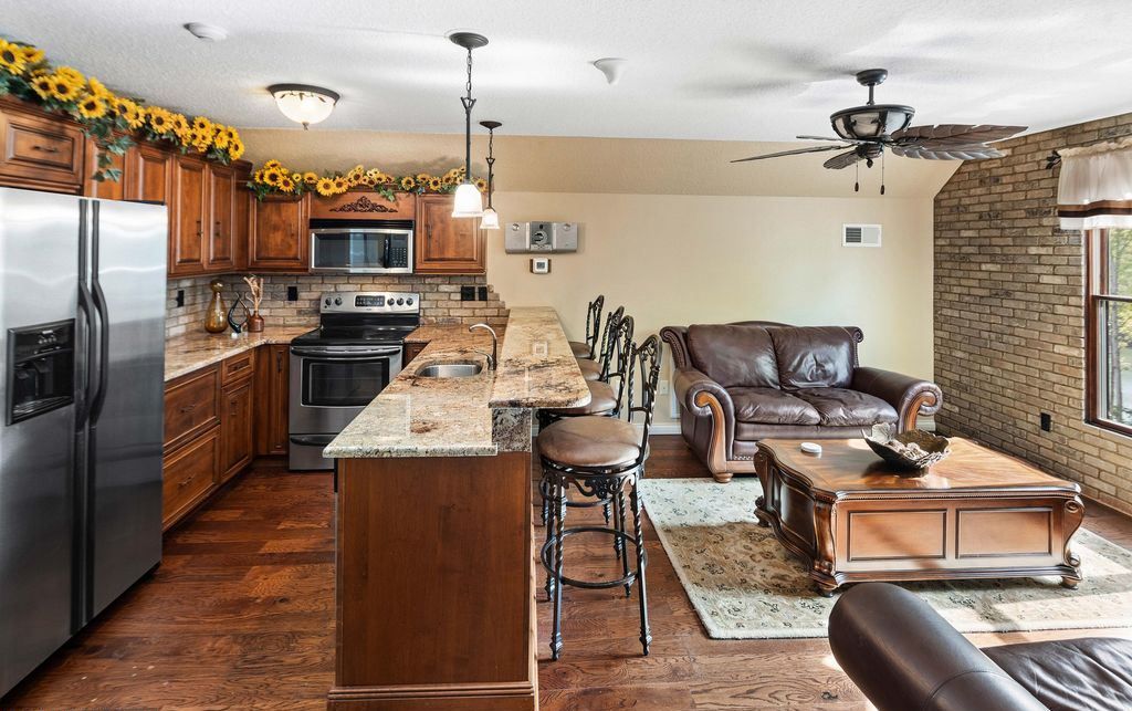 Serene Splendor Tennessee Waterfront Estate Offers Majestic Views for 2175000 33