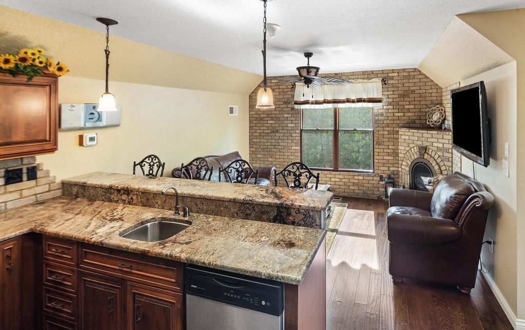 Serene Splendor Tennessee Waterfront Estate Offers Majestic Views for 2175000 34