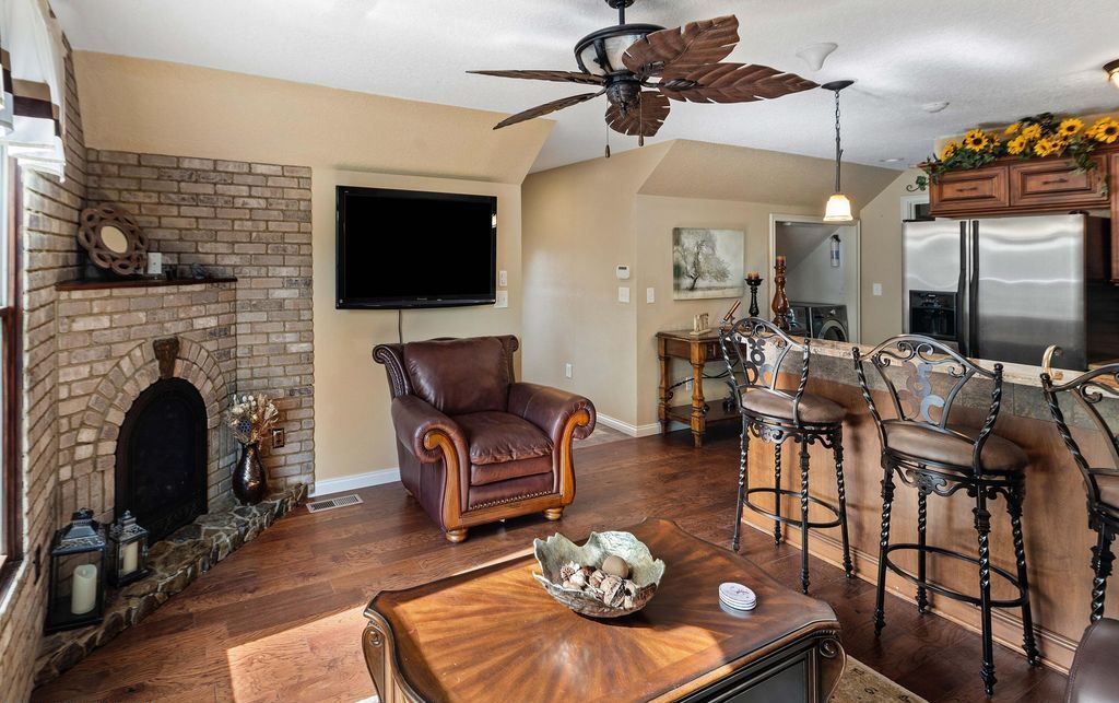 Serene Splendor Tennessee Waterfront Estate Offers Majestic Views for 2175000 35