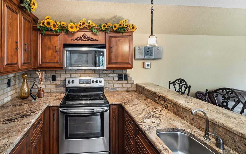 Serene Splendor Tennessee Waterfront Estate Offers Majestic Views for 2175000 36