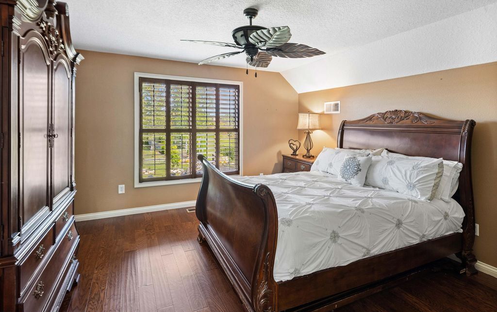 Serene Splendor Tennessee Waterfront Estate Offers Majestic Views for 2175000 39