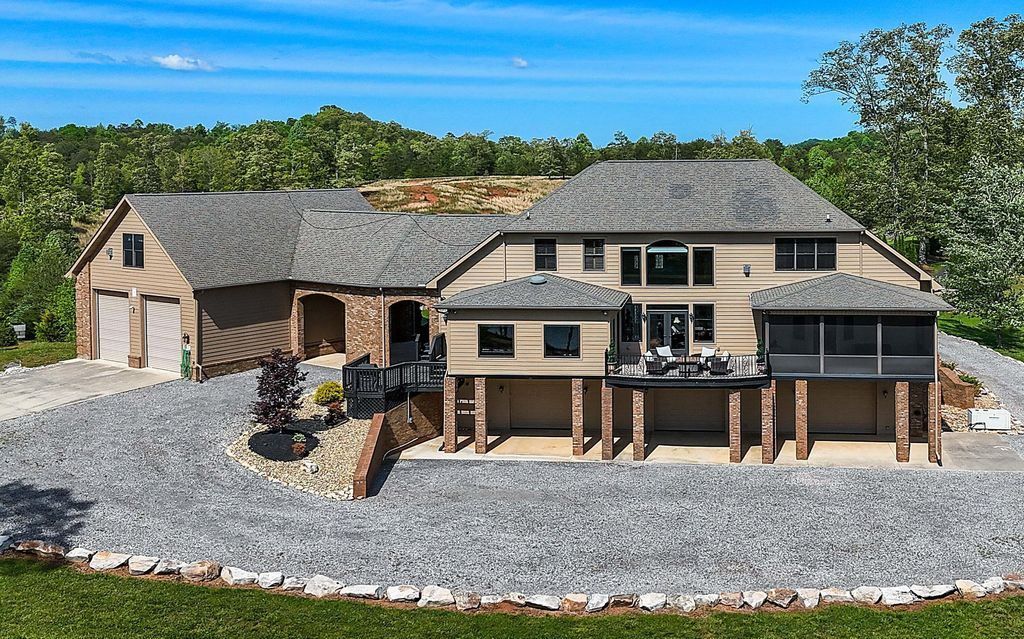 Serene Splendor Tennessee Waterfront Estate Offers Majestic Views for 2175000 44
