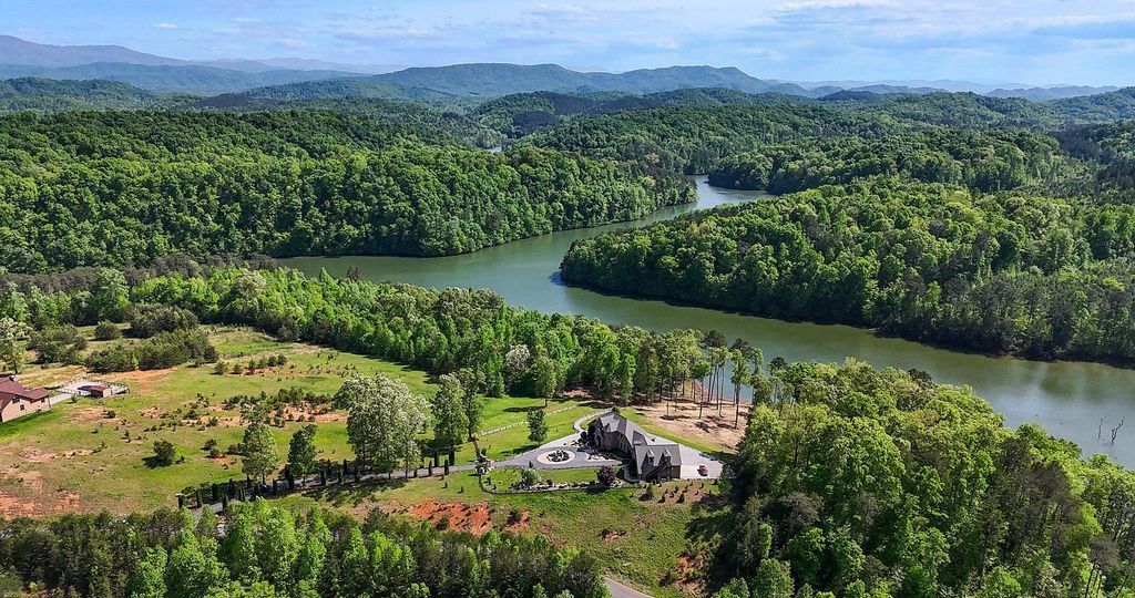 Serene Splendor Tennessee Waterfront Estate Offers Majestic Views for 2175000 46