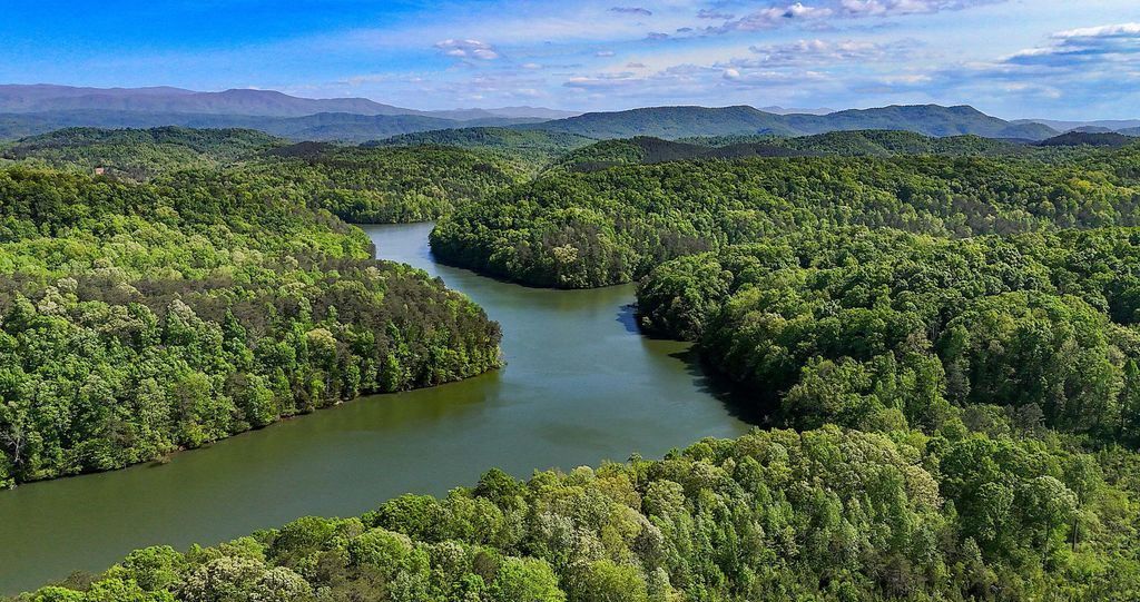 Serene Splendor Tennessee Waterfront Estate Offers Majestic Views for 2175000 5
