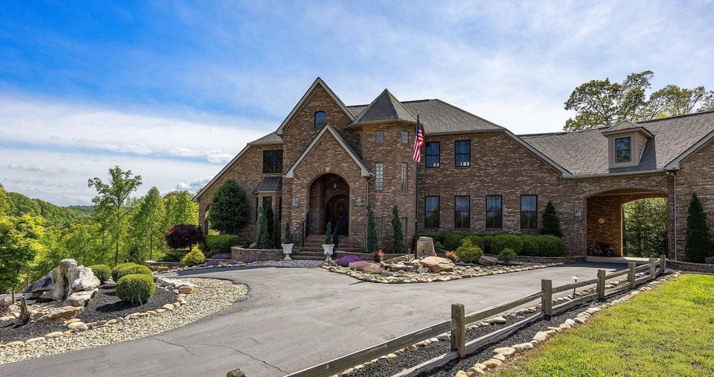 Serene Splendor Tennessee Waterfront Estate Offers Majestic Views for 2175000 6