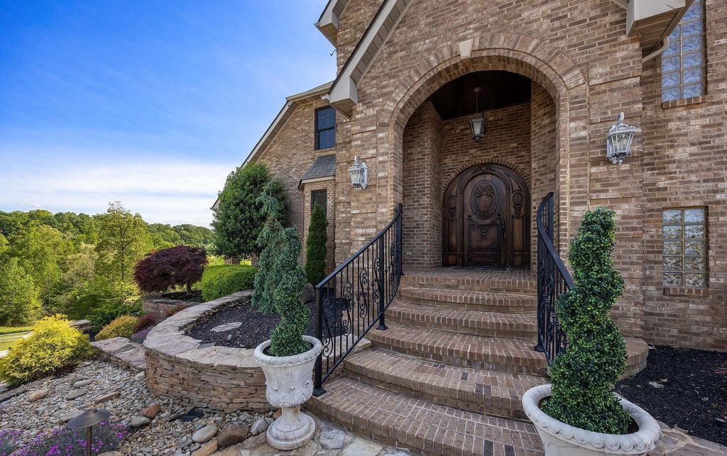 Serene Splendor Tennessee Waterfront Estate Offers Majestic Views for 2175000 7