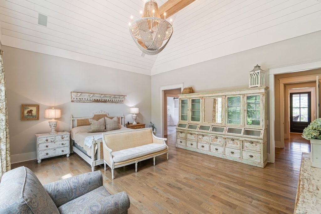 Stunning Tennessee Home in Tranquil Valley Hits Market for 7.25 Million 25