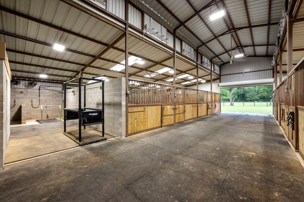 Circle O Farm 42 Acres with Modern Luxury Ranch in Texas Listed at 12.5 Million 44