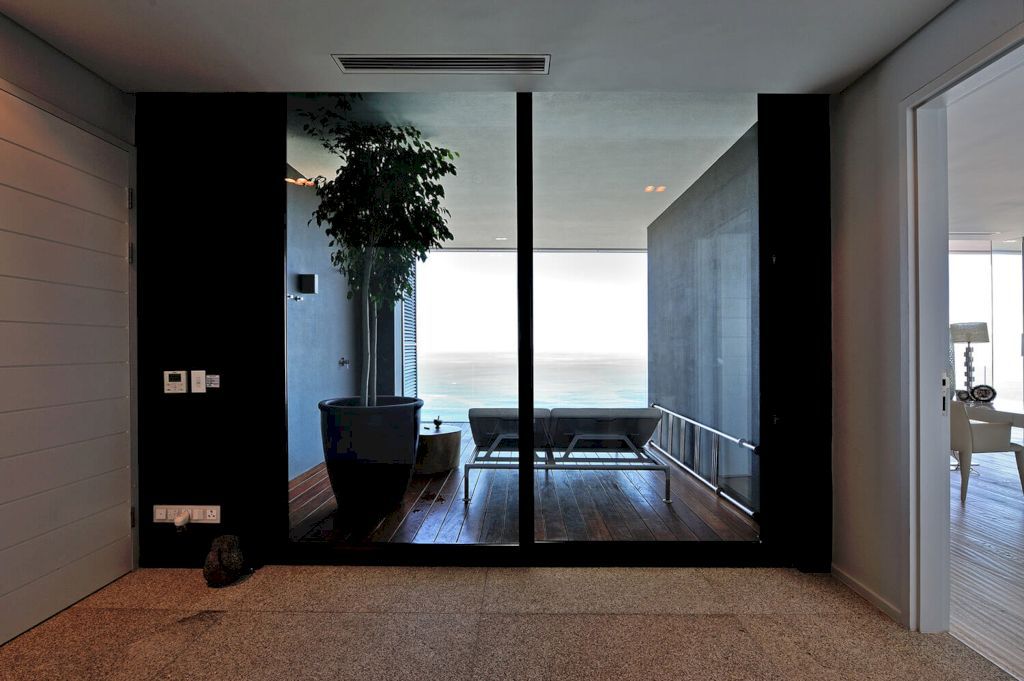 Clifton Nettleton Road, Modern home by Peerutin Architects