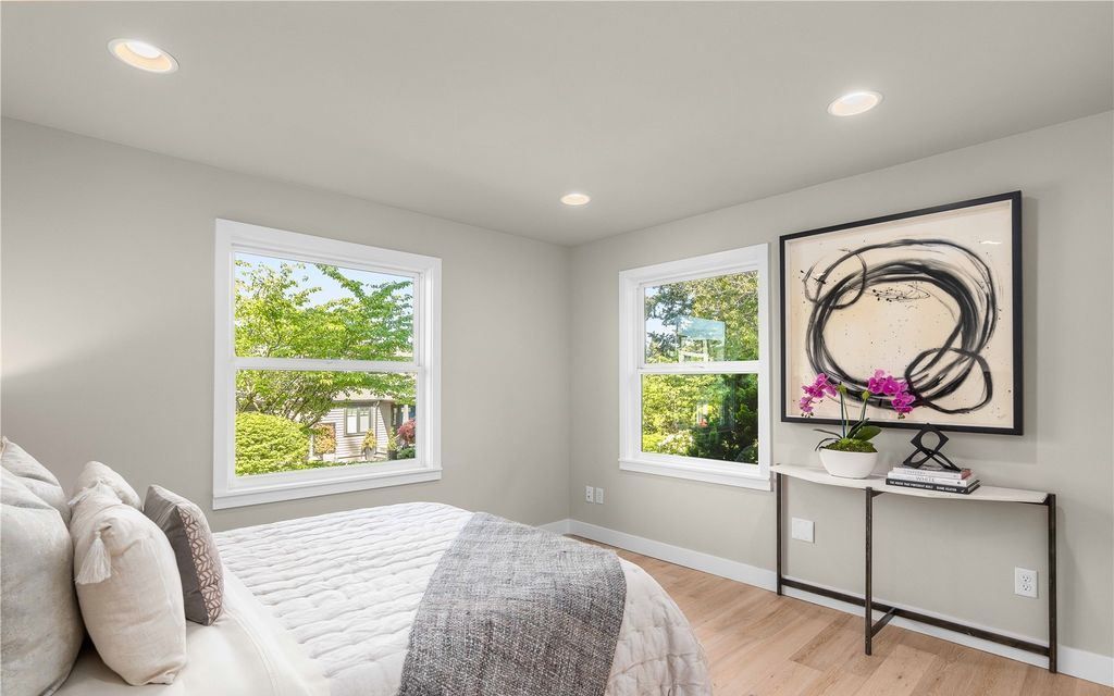 Coastal Modern Luxury Hamptons Style Elegance with Premier Waterfront Views in Washington for 3698000 16