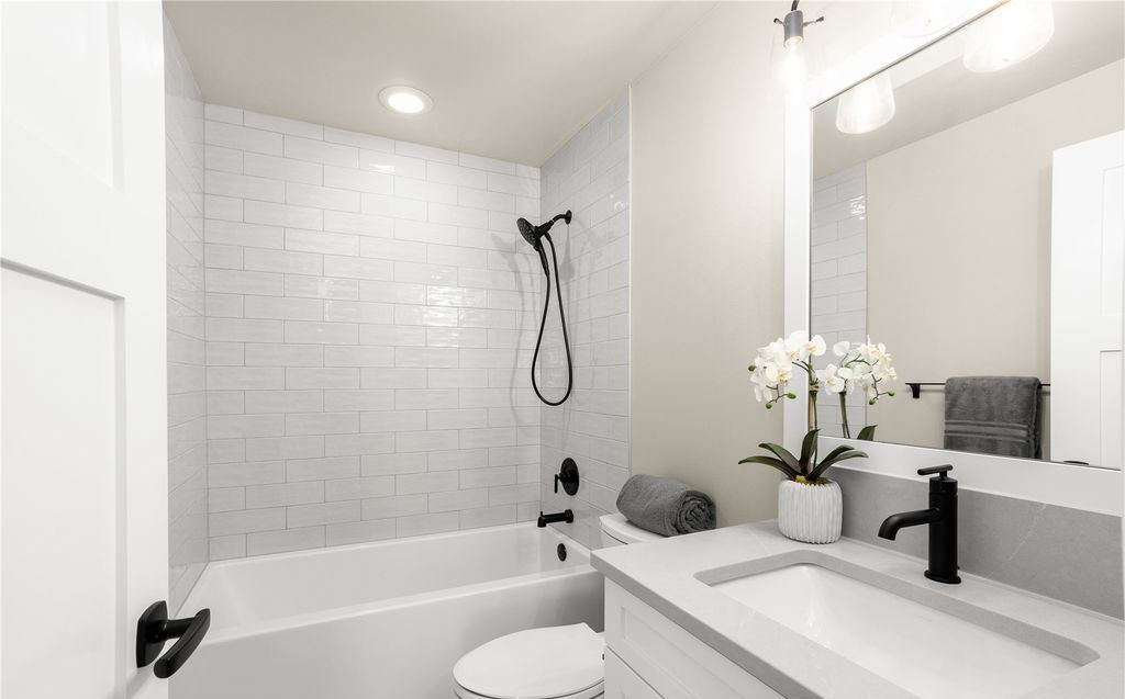 Coastal Modern Luxury Hamptons Style Elegance with Premier Waterfront Views in Washington for 3698000 27