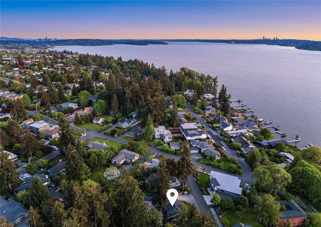 Coastal Modern Luxury Hamptons Style Elegance with Premier Waterfront Views in Washington for 3698000 4