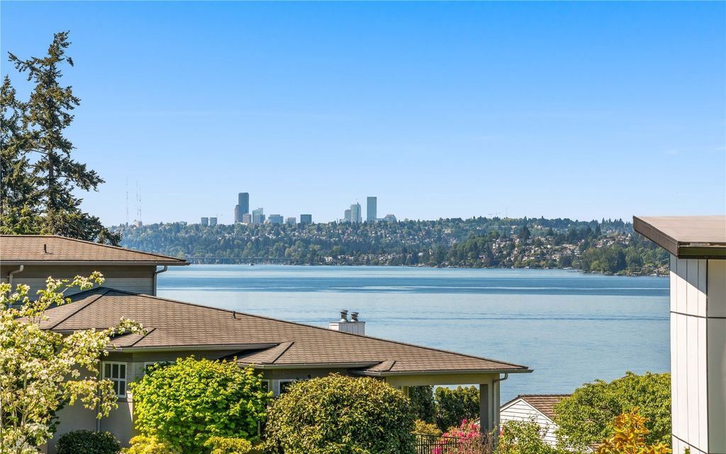 Coastal Modern Luxury Hamptons Style Elegance with Premier Waterfront Views in Washington for 3698000 5