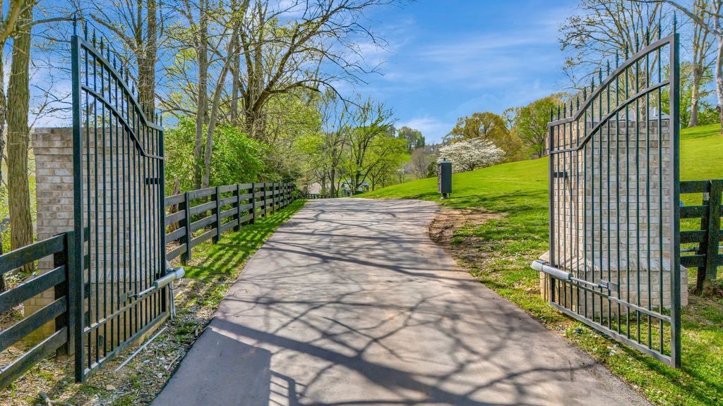 Countryside Retreat in Tennessee 5 Acres of Natural Beauty and Elegant Living for 2595000 2