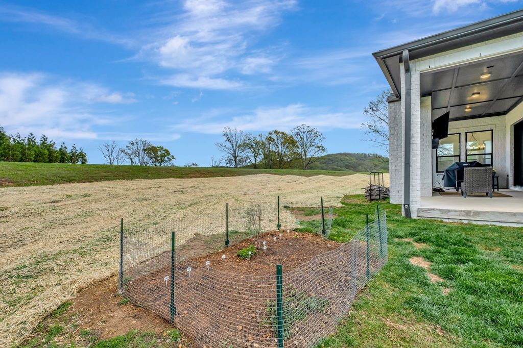 Countryside Retreat in Tennessee 5 Acres of Natural Beauty and Elegant Living for 2595000 46