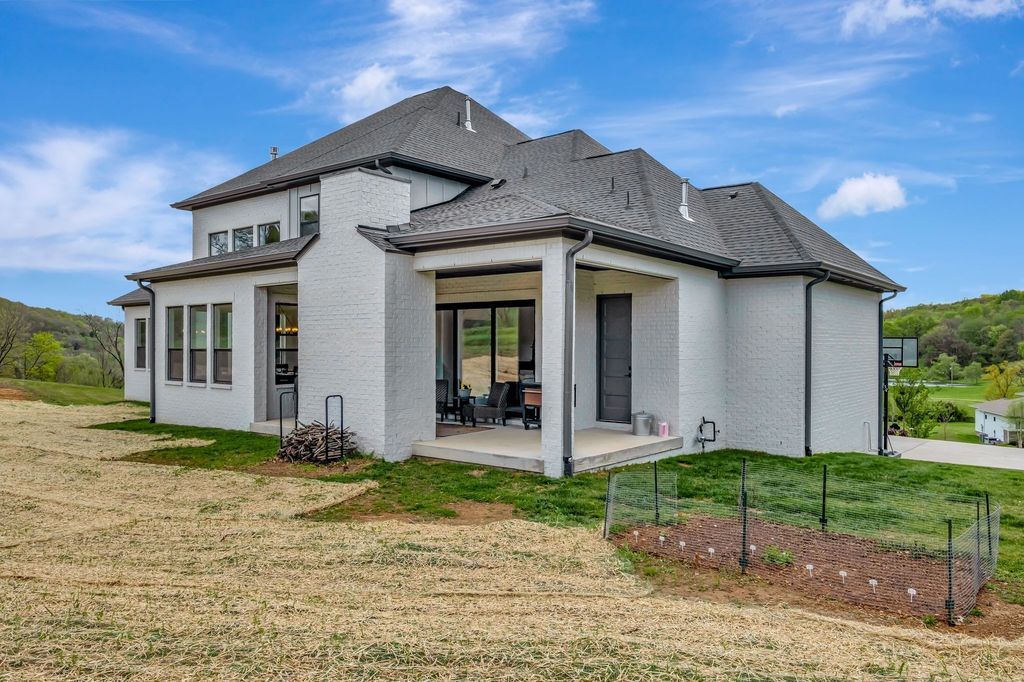 Countryside Retreat in Tennessee 5 Acres of Natural Beauty and Elegant Living for 2595000 47