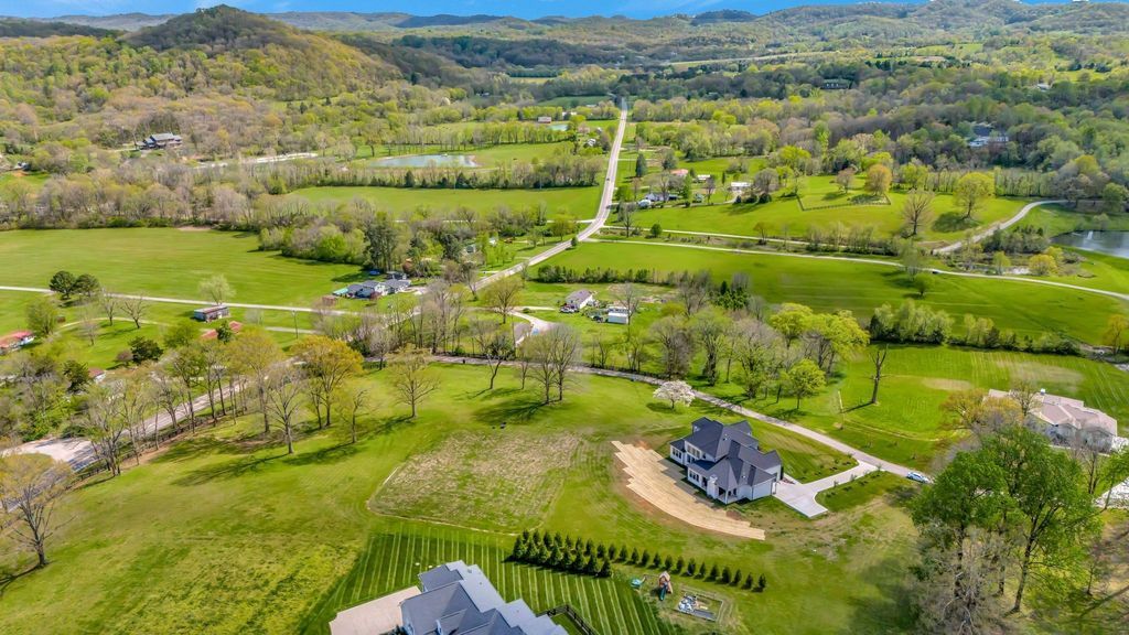 Countryside Retreat in Tennessee 5 Acres of Natural Beauty and Elegant Living for 2595000 52