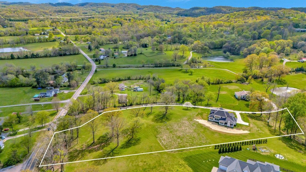 Countryside Retreat in Tennessee 5 Acres of Natural Beauty and Elegant Living for 2595000 53