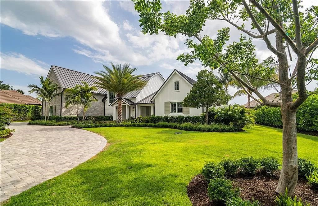 Experience luxury in this modern farmhouse at 712 Killdeer Pl, Naples, Florida. Built by the award-winning Van Emmerik Custom Homes, this 6,500 square feet home features high ceilings, beautiful millwork, and premium finishes.