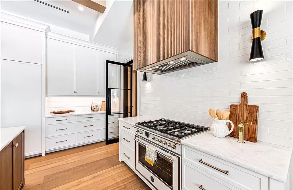 Experience luxury in this modern farmhouse at 712 Killdeer Pl, Naples, Florida. Built by the award-winning Van Emmerik Custom Homes, this 6,500 square feet home features high ceilings, beautiful millwork, and premium finishes.