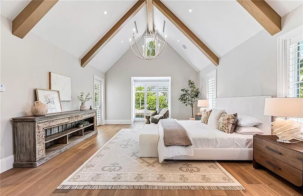 Experience luxury in this modern farmhouse at 712 Killdeer Pl, Naples, Florida. Built by the award-winning Van Emmerik Custom Homes, this 6,500 square feet home features high ceilings, beautiful millwork, and premium finishes.