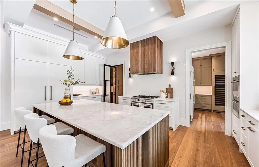 Experience luxury in this modern farmhouse at 712 Killdeer Pl, Naples, Florida. Built by the award-winning Van Emmerik Custom Homes, this 6,500 square feet home features high ceilings, beautiful millwork, and premium finishes.