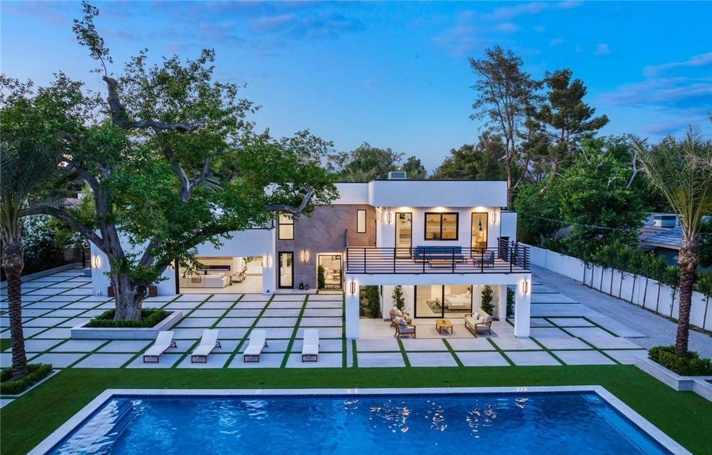 Experience Ultimate Luxury Living in Las Vegass Historic District A 5.49 Million Masterpiece 3