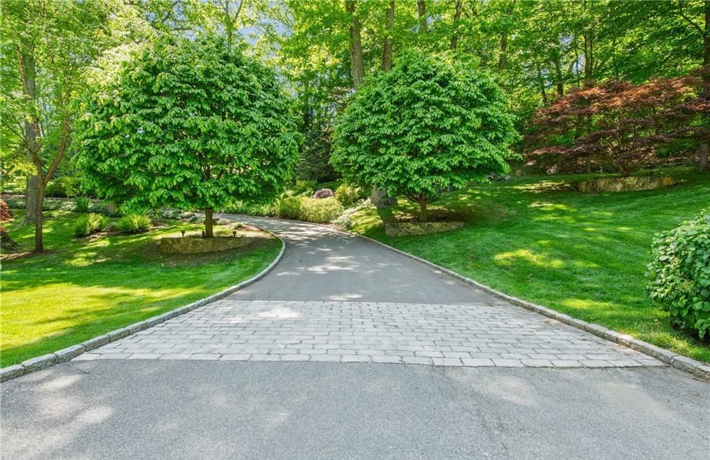 Hamptons Style Estate on Over 2 Lush Acres in New York Listed for 3.7 Million 30