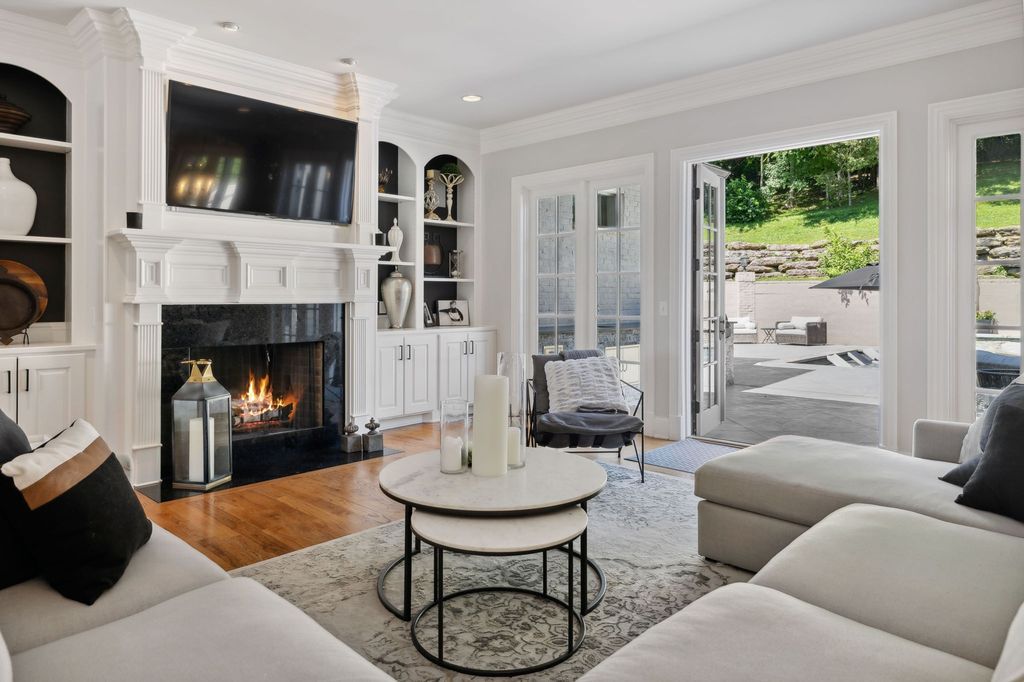 Luxurious Tennessee Home on Private Wooded Acre Lot Listed for 3.9 Million 17