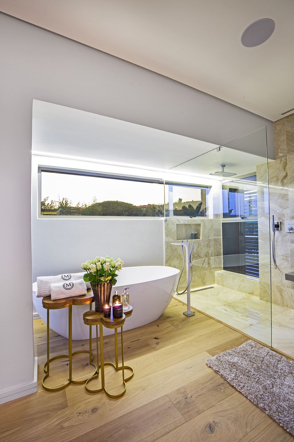 Palm House with Dynamic Design by Metropole Architects
