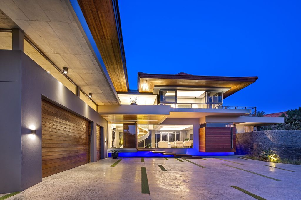 Palm House with Dynamic Design by Metropole Architects