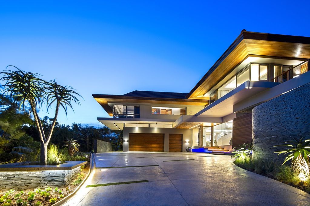 Palm House with Dynamic Design by Metropole Architects