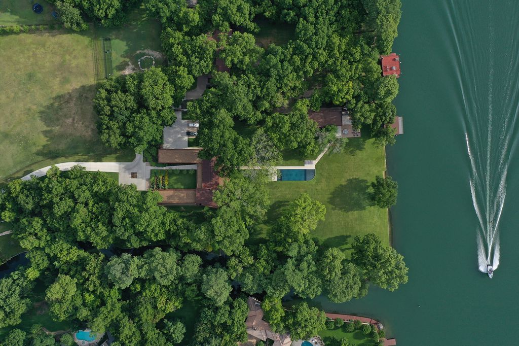 River Hills Residence in Texas by Miro Rivera Architects 24