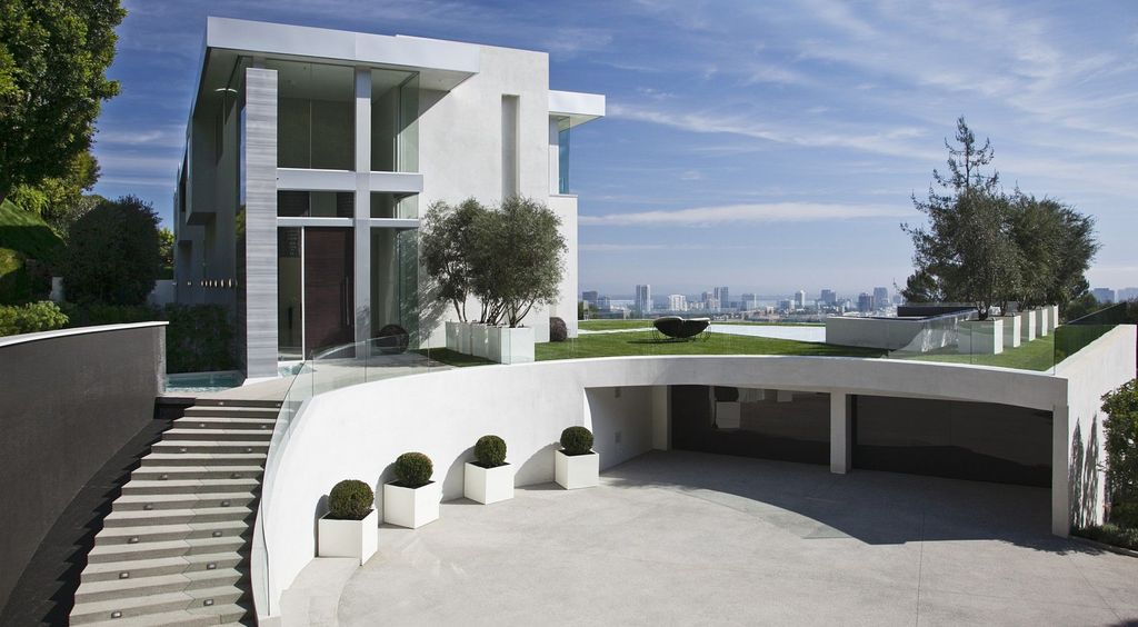 Sarbonne I House, an Urban Oasis in CA by McClean Design