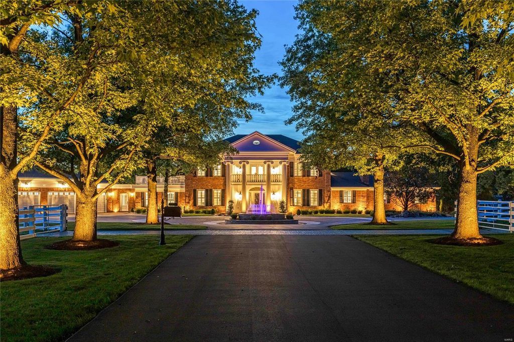 Spectacular Equestrian Property on 10.76 Scenic Acres in Missouri Listed for 5789000 2