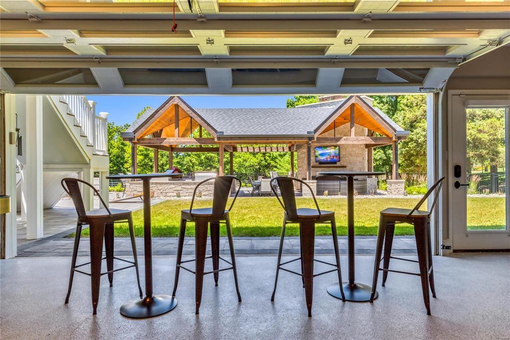 Spectacular Equestrian Property on 10.76 Scenic Acres in Missouri Listed for 5789000 42