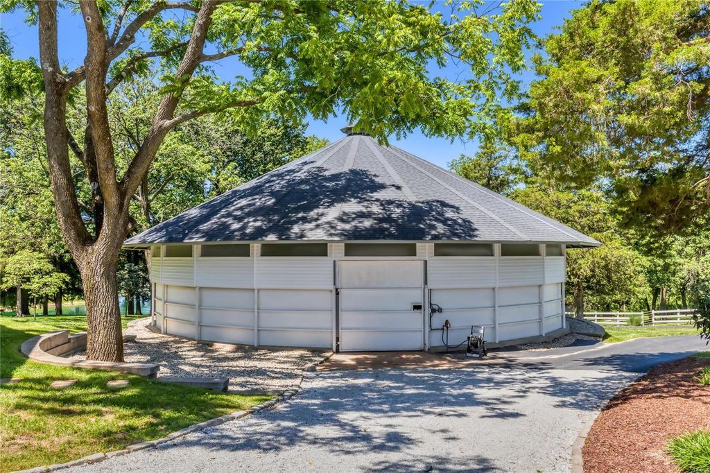 Spectacular Equestrian Property on 10.76 Scenic Acres in Missouri Listed for 5789000 57