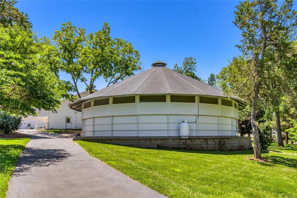 Spectacular Equestrian Property on 10.76 Scenic Acres in Missouri Listed for 5789000 58