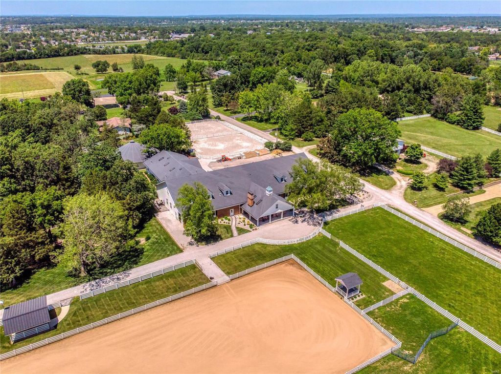 Spectacular Equestrian Property on 10.76 Scenic Acres in Missouri Listed for 5789000 9