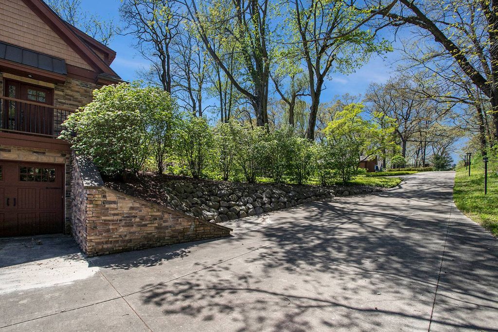 Stunning Indian Lakefront Estate in Michigan Listed for 3.95 Million Offers Unparalleled Comfort and Convenience 10