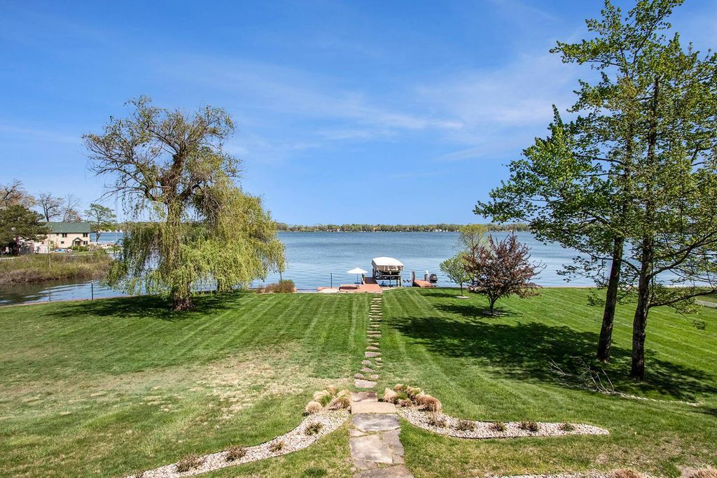 Stunning Indian Lakefront Estate in Michigan Listed for 3.95 Million Offers Unparalleled Comfort and Convenience 17