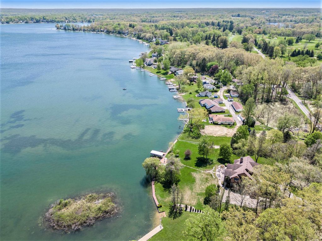 Stunning Indian Lakefront Estate in Michigan Listed for 3.95 Million Offers Unparalleled Comfort and Convenience 22