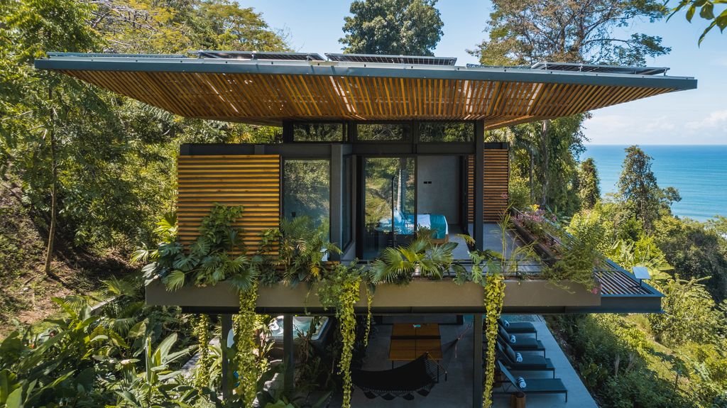 Cascada de Luz Sunlit Sanctuary in Dominical by Studio Saxe 1