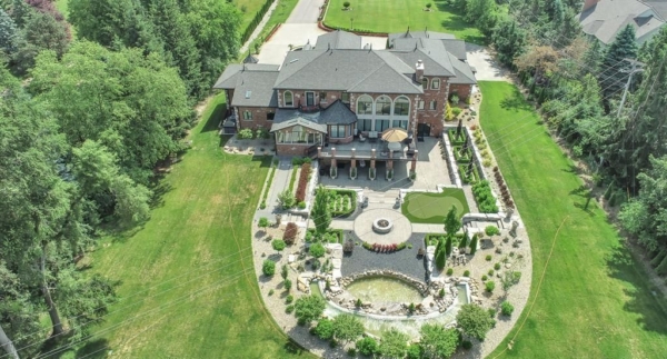 Michigan’s Finest: $3,499,900 Home with Unmatched Luxury and Detail